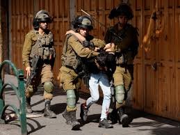 الاحتلال الإسرائيلي يعتقل 12 فلسطينيا من الخليل غالبيتهم أسرى محررون