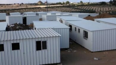 “صنع في غزة” الفلسطينيون يتحدون الحصار ويبدعون في صناعة “الكرفانات” الخشبية محلياً