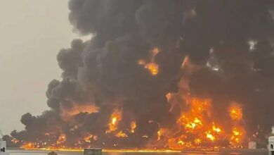 بعد تدمير ميناء الحديدة.. الحوثيون يتوعدون بحصار جوي على إسرائيل ونتنياهو يتهم إيران بالوقوف خلف الهجوم