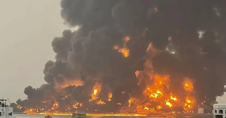 بعد تدمير ميناء الحديدة.. الحوثيون يتوعدون بحصار جوي على إسرائيل ونتنياهو يتهم إيران بالوقوف خلف الهجوم بعد تدمير ميناء الحديدة.. الحوثيون يتوعدون بحصار جوي على إسرائيل ونتنياهو يتهم إيران بالوقوف خلف الهجوم